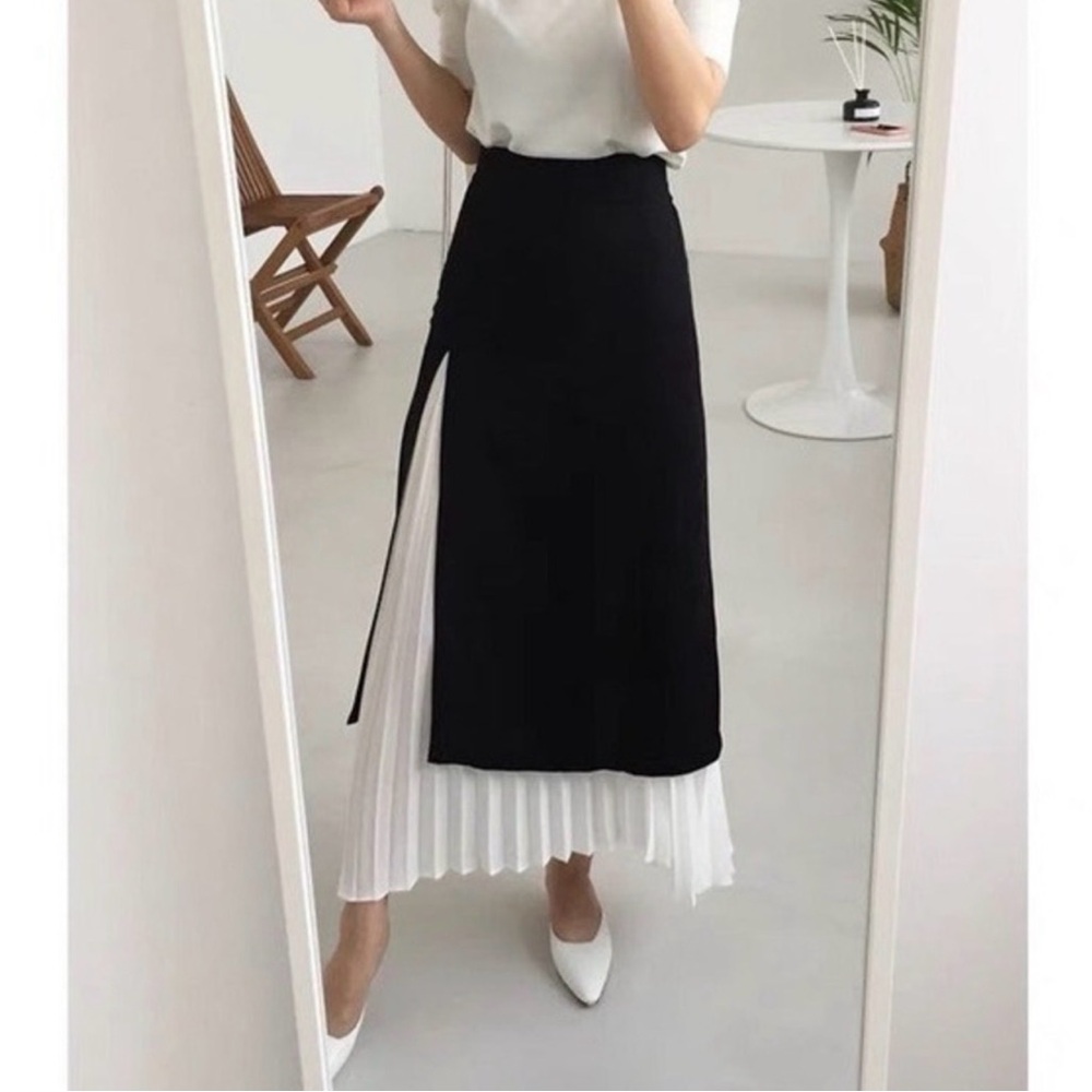 Commense Pleated Midi Skirt Black White Color Block
Layered Skirt size S